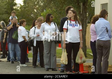 Austin, TX 26OCT04: Texas frühe Wähler stehen vor einem Supermarkt in Austin im Süden. Der Anstieg der frühen Wähler hat landesweit Rekorde im Vorfeld der Nationalwahl am 2. November gebrochen. ©Bob Daemmrich / Stockfoto