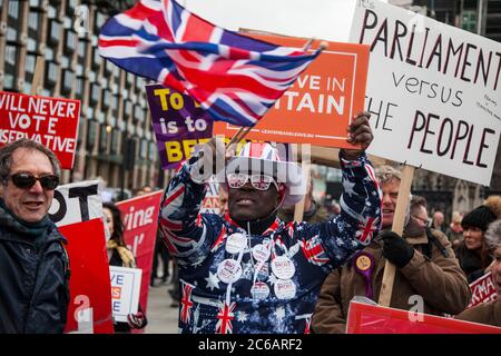 LONDON, Großbritannien - 13. März 2019: Brexit-Anhänger werben für den Austritt aus der EU Stockfoto