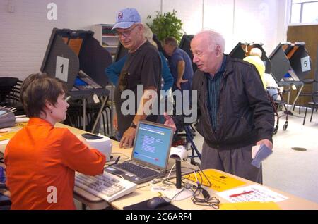 Austin, Texas, USA, Oktober 19 2004: Frühe Wähler im Rebekah Baines Johnson (RBJ) Retirement Center im Zentrum von Austin gaben bei den Wahlen im November 2. ihre Stimme ab. ©Bob Daemmrich Stockfoto