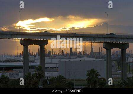 Corpus Christi, TX 2004. Oktober: Sonnenuntergang über dem Corpus Christi, dem Schiffskanal von Texas und der Brücke des State Highway 35, mit Ölraffinerie im Hintergrund. ©Bob Daemmrich Stockfoto