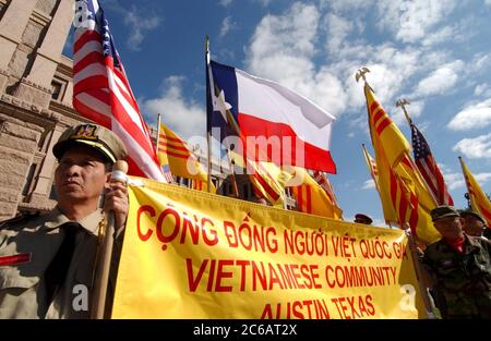 Austin, Texas, USA, November 11 2004: Parade zum Veteranentag und Zeremonie im Texas Capitol, bei der die Soldaten der ehemaligen Republik Vietnam während des Vietnamkriegs für ihren Dienst an der Seite der US-Truppen geehrt wurden. ©Bob Daemmrich Stockfoto
