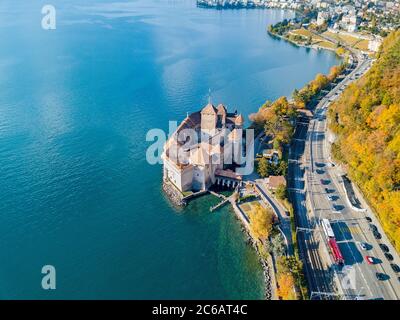 Veytaux, Schweiz - November 01. 2018: Luftpanoramik von Chateau de Chillon am Genfer See an einem goldenen Herbsttag, mit der Schweizer Stadt Montr Stockfoto