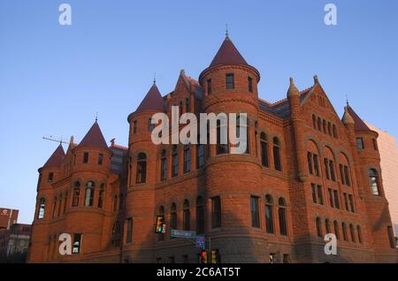 Dallas, TX AUG04: Altes Dallas County Courthouse, 1892 erbaut, im Zentrum von Dallas bei Sonnenuntergang. ©Bob Daemmrich Stockfoto