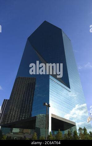 Dallas TX 2004 Brunnengebäude, entworfen von I.M. Pei. Das Gebäude ist bekannt für seine einzigartige Architektur, die als großes, facettenreiches Prisma errichtet wurde. Aufgrund der verschiedenen schrägen Seiten hat das Gebäude ein völlig anderes Profil als alle anderen Richtungen. Das Gebäude hat seinen Namen von der großen Auswahl an Brunnen, die in einem großen platz am Fuße des Gebäudes gebaut wurden. ©Bob Daemmrich Stockfoto