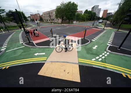 Manchester, Großbritannien. Juli 2020. Die Kreuzung ‘UK-First' CYCLOPS (Cycle Optimized Protected Signals) mit getrennten Fahrradwegen, die Radfahrer vor dem Verkehr schützen, ist im Süden von Manchester, Großbritannien zu sehen. Die Kreuzung markiert den ersten Teil einer £13,4 m Rad- und Wanderroute, die Manchester mit dem Vorort Chorlton verbindet. Kredit: Jon Super/Alamy Live Nachrichten. Stockfoto