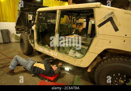 New Boston, Texas, USA, November 22 2004: Arbeiter des Red River Army Depot beeilen sich, um militärische Humvees zu reparieren, zu erneuern und zu rüsten, die für den Krieg im Irak bestimmt sind. Rund um die Uhr arbeiten Mechaniker auf der 33.000 Hektar großen Militärbasis im Nordosten von Texas. ©Bob Daemmrich Stockfoto