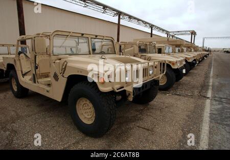 New Boston Texas, USA, November 22 2004: Frisch gepanzerte Humvees, frisch renoviert im Red River Army Depot im Nordosten von Texas, in Erwartung der Rückkehr der US-Truppen in den Irak. ©Bob Daemmrich Stockfoto