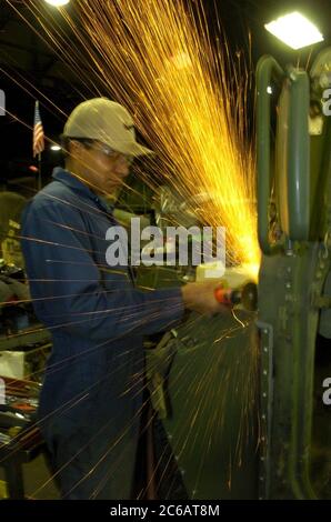 New Boston, Texas, USA, November 22 2004: Arbeiter des Red River Army Depot beeilen sich, um militärische Humvees zu reparieren, zu erneuern und zu rüsten, die für den Krieg im Irak bestimmt sind. Rund um die Uhr arbeiten Mechaniker auf der 33.000 Hektar großen Militärbasis im Nordosten von Texas. ©Bob Daemmrich Stockfoto