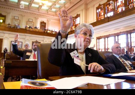 Austin, Texas, USA, 13. Dezember 2004 : Marjorie Chandler, eine Präsidentschaftswahltlerin aus Texas, gibt ihre Stimme für den Republikaner George W. Bush im Meeting of the Presidential Electors, allgemein bekannt als Electoral College, im Texas State Capitol ab. ©Bob Daemmrich Stockfoto