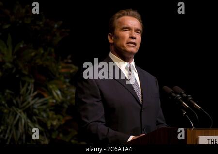 College Station, TX 30NOV04: California Governor Arnold Schwarzenegger erhält 2004 den George Bush Award für Exzellenz im öffentlichen Dienst auf dem Campus der Texas A&M University, dem Standort der George Bush Presidential Library. ©Bob Daemmrich Stockfoto