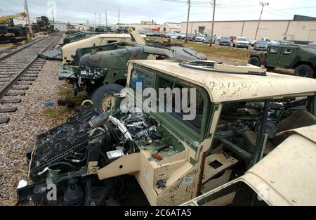 New Boston, Texas, USA, November 22 2004: Red River Army Depot. Beschädigte Humvees warten auf Reparaturen im Red River Army Depot, bevor sie in den Irak-Krieg zurückgebracht werden. Rund um die Uhr arbeiten Mechaniker auf dem 33.000 Hektar großen Stützpunkt im Nordosten von Texas. ©Bob Daemmrich Stockfoto