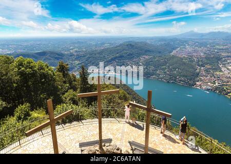 Panorama-Luftaufnahme des Comer Sees in Italien an einem schönen Sommertag Stockfoto