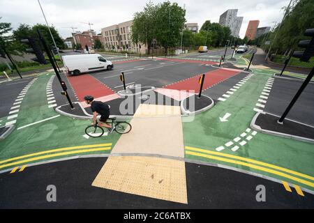 Manchester, Großbritannien. Juli 2020. Die Kreuzung ‘UK-First' CYCLOPS (Cycle Optimized Protected Signals) mit getrennten Fahrradwegen, die Radfahrer vor dem Verkehr schützen, ist im Süden von Manchester, Großbritannien zu sehen. Die Kreuzung markiert den ersten Teil einer £13,4 m Rad- und Wanderroute, die Manchester mit dem Vorort Chorlton verbindet. Kredit: Jon Super/Alamy Live Nachrichten. Stockfoto