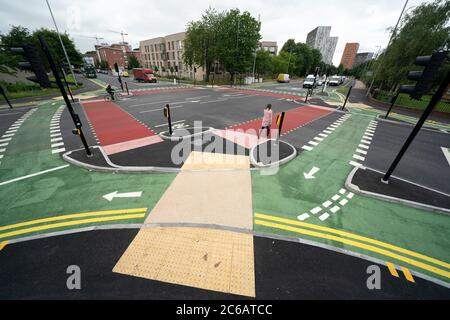 Manchester, Großbritannien. Juli 2020. Die Kreuzung ‘UK-First' CYCLOPS (Cycle Optimized Protected Signals) mit getrennten Fahrradwegen, die Radfahrer vor dem Verkehr schützen, ist im Süden von Manchester, Großbritannien zu sehen. Die Kreuzung markiert den ersten Teil einer £13,4 m Rad- und Wanderroute, die Manchester mit dem Vorort Chorlton verbindet. Kredit: Jon Super/Alamy Live Nachrichten. Stockfoto