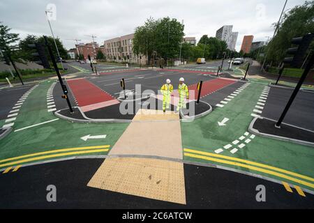 Manchester, Großbritannien. Juli 2020. Die Kreuzung ‘UK-First' CYCLOPS (Cycle Optimized Protected Signals) mit getrennten Fahrradwegen, die Radfahrer vor dem Verkehr schützen, ist im Süden von Manchester, Großbritannien zu sehen. Die Kreuzung markiert den ersten Teil einer £13,4 m Rad- und Wanderroute, die Manchester mit dem Vorort Chorlton verbindet. Kredit: Jon Super/Alamy Live Nachrichten. Stockfoto