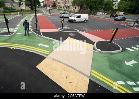 Manchester, Großbritannien. Juli 2020. Die Kreuzung ‘UK-First' CYCLOPS (Cycle Optimized Protected Signals) mit getrennten Fahrradwegen, die Radfahrer vor dem Verkehr schützen, ist im Süden von Manchester, Großbritannien zu sehen. Die Kreuzung markiert den ersten Teil einer £13,4 m Rad- und Wanderroute, die Manchester mit dem Vorort Chorlton verbindet. Kredit: Jon Super/Alamy Live Nachrichten. Stockfoto