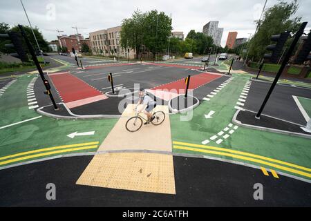 Manchester, Großbritannien. Juli 2020. Die Kreuzung ‘UK-First' CYCLOPS (Cycle Optimized Protected Signals) mit getrennten Fahrradwegen, die Radfahrer vor dem Verkehr schützen, ist im Süden von Manchester, Großbritannien zu sehen. Die Kreuzung markiert den ersten Teil einer £13,4 m Rad- und Wanderroute, die Manchester mit dem Vorort Chorlton verbindet. Kredit: Jon Super/Alamy Live Nachrichten. Stockfoto