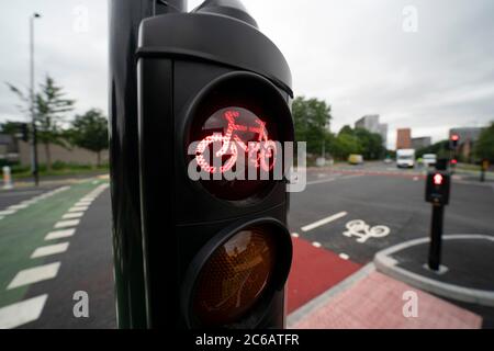 Manchester, Großbritannien. Juli 2020. Die Kreuzung ‘UK-First' CYCLOPS (Cycle Optimized Protected Signals) mit getrennten Fahrradwegen, die Radfahrer vor dem Verkehr schützen, ist im Süden von Manchester, Großbritannien zu sehen. Die Kreuzung markiert den ersten Teil einer £13,4 m Rad- und Wanderroute, die Manchester mit dem Vorort Chorlton verbindet. Kredit: Jon Super/Alamy Live Nachrichten. Stockfoto