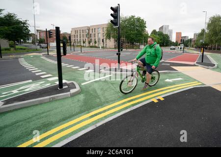 Manchester, Großbritannien. Juli 2020. Die Kreuzung ‘UK-First' CYCLOPS (Cycle Optimized Protected Signals) mit getrennten Fahrradwegen, die Radfahrer vor dem Verkehr schützen, ist im Süden von Manchester, Großbritannien zu sehen. Die Kreuzung markiert den ersten Teil einer £13,4 m Rad- und Wanderroute, die Manchester mit dem Vorort Chorlton verbindet. Kredit: Jon Super/Alamy Live Nachrichten. Stockfoto