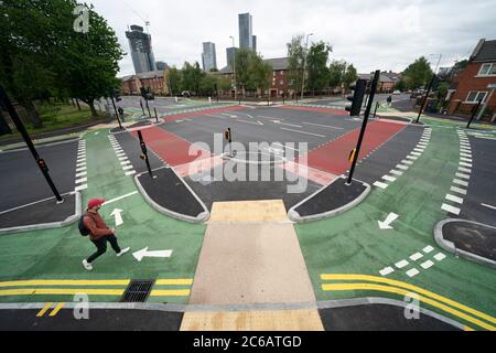 Manchester, Großbritannien. Juli 2020. Die Kreuzung ‘UK-First' CYCLOPS (Cycle Optimized Protected Signals) mit getrennten Fahrradwegen, die Radfahrer vor dem Verkehr schützen, ist im Süden von Manchester, Großbritannien zu sehen. Die Kreuzung markiert den ersten Teil einer £13,4 m Rad- und Wanderroute, die Manchester mit dem Vorort Chorlton verbindet. Kredit: Jon Super/Alamy Live Nachrichten. Stockfoto