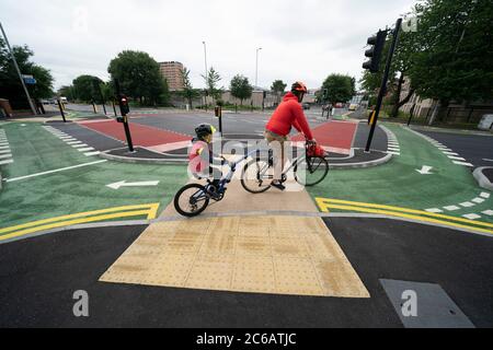 Manchester, Großbritannien. Juli 2020. Die Kreuzung ‘UK-First' CYCLOPS (Cycle Optimized Protected Signals) mit getrennten Fahrradwegen, die Radfahrer vor dem Verkehr schützen, ist im Süden von Manchester, Großbritannien zu sehen. Die Kreuzung markiert den ersten Teil einer £13,4 m Rad- und Wanderroute, die Manchester mit dem Vorort Chorlton verbindet. Kredit: Jon Super/Alamy Live Nachrichten. Stockfoto