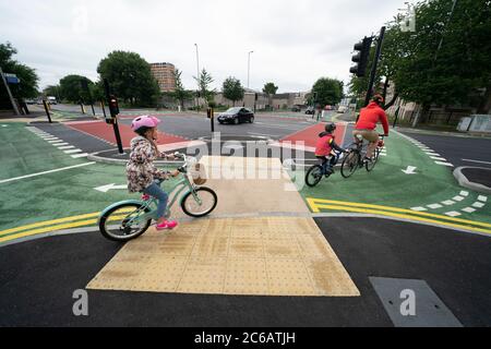 Manchester, Großbritannien. Juli 2020. Die Kreuzung ‘UK-First' CYCLOPS (Cycle Optimized Protected Signals) mit getrennten Fahrradwegen, die Radfahrer vor dem Verkehr schützen, ist im Süden von Manchester, Großbritannien zu sehen. Die Kreuzung markiert den ersten Teil einer £13,4 m Rad- und Wanderroute, die Manchester mit dem Vorort Chorlton verbindet. Kredit: Jon Super/Alamy Live Nachrichten. Stockfoto