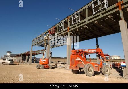 Williamson County, Texas, USA, Dezember 10 2004: Der Bau von Highways im Zentrum von Texas boomt, während der Bau des Texas State Highway 45 nördlich von Austin im Williamson County zu sehen ist. ©Bob Daemmrich Stockfoto