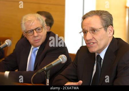 Austin, Texas, USA, Februar 3 2005: Carl Bernstein und Bob Woodward sprechen auf einer Pressekonferenz im Harry Ransom Humanities Research Center der University of Texas, das kürzlich seine Watergate-Papiere für das Woodward-Bernstein Watergate Archive im Zentrum erworben hat. ©Bob Daemmrich Stockfoto