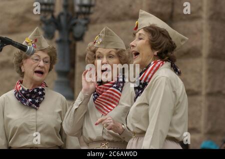 Ehemalige Mitglieder des Women Airforce Service Pilots (WASP) Corps singen im Rahmen der 50.-jährigen Feier der Gründung des Corps vor dem Texas Capitol in Austin einen Song. ©Bob Daemmrich Stockfoto