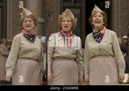 Ehemalige Mitglieder des Women Airforce Service Pilots (WASP) Corps singen im Rahmen der 50.-jährigen Feier der Gründung des Corps vor dem Texas Capitol in Austin einen Song. ©Bob Daemmrich Stockfoto