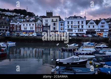 Die Uferpromenade und der innere Hafen in Dartmouth, Devon in der Dämmerung Stockfoto