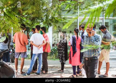 Bangalore, Indien - 31. Mai 2020. Die Bürger stehen während einer Pandemie Schlange, um einzukaufen. Bangalore Indien Stockfoto