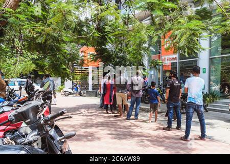 Bangalore, Indien - 31. Mai 2020. Die Bürger stehen während einer Pandemie Schlange, um einzukaufen. Bangalore Indien Stockfoto