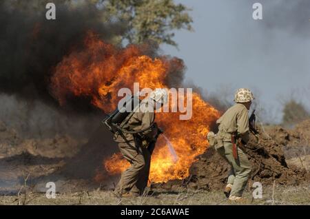 Fredericksburg, Texas, USA, Februar 19 2005: Historische Nachbildungen zeigen Szenen aus den US-Militärkämpfen im Pazifik gegen Japaner während des Zweiten Weltkriegs vor dem Publikum auf dem Gelände des National Museum of the Pacific war. ©Bob Daemmrich Stockfoto