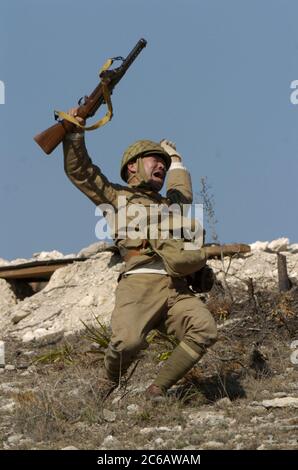 Fredericksburg, Texas, USA, Februar 19 2005: Historische Nachbildungen zeigen Szenen aus den US-Militärkämpfen im Pazifik gegen Japaner während des Zweiten Weltkriegs vor dem Publikum auf dem Gelände des National Museum of the Pacific war. ©Bob Daemmrich Stockfoto