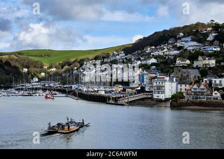 Autofähre über den Fluss Dart von Dartmouth zur Bergstadt Kingswear mit ihren bunt bemalten Häusern. Stockfoto