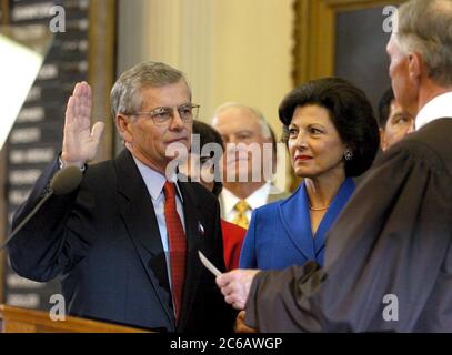 Austin, Texas, USA, 11. Januar 2005: Tom Craddick, Sprecher des Repräsentantenhauses von Texas, und seine Frau Nadine bei seiner Vereidigung in der Kammer des Texas House. ©Bob Daemmrich Stockfoto