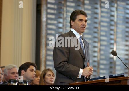 Austin, Texas, USA, 11. Januar 2005: Texas Governor Rick Perry spricht vor dem Texas House zur Eröffnung der 79. Legislativsitzung. ©Bob Daemmrich Stockfoto