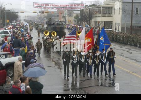 Fredericksburg, Texas, USA, Februar 19 2005: Der Farbenwächter geht vor einer Militärkapelle vor einer Reihe von zwei-Ohr-Fahrzeugen aus dem Weltkrieg bei einer Parade anlässlich des 60.-jährigen Jubiläums der Schlacht um Iwo Jima. ©Bob Daemmrich Stockfoto