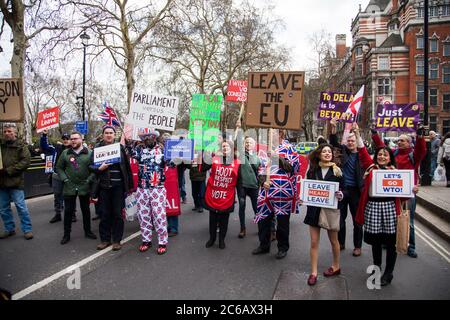 LONDON, Großbritannien - 13. März 2019: Brexit-Anhänger werben für den Austritt aus der EU Stockfoto