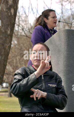 Austin, Texas, USA, Februar 17 2005: Taubstumme Dolmetscher-Schilder für eine Menge Studenten der Community College, die sich im Texas Capitol versammeln. ©Bob Daemmrich Stockfoto