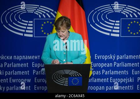 Brüssel, Belgien. Juli 2020. Bundeskanzlerin Angela Merkel und der Präsident des Europäischen Parlaments David Sassoli nehmen am 8. Juli 2020 an einer gemeinsamen Pressekonferenz im Europäischen Parlament in Brüssel Teil. Quelle: ALEXANDROS MICHAILIDIS/Alamy Live News Stockfoto