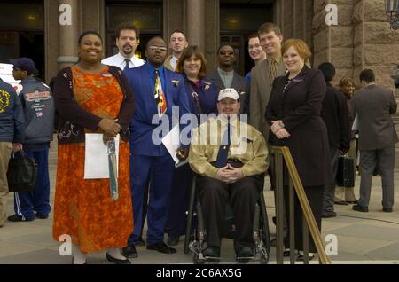 Austin, Texas, USA, Februar 17 2005: Studenten des texanischen Community College posieren mit Klassenkameraden vor dem Texas Capitol, wo sie sich zu einem jährlichen Lobbytag versammelten, um sich mit Gesetzgebern zu treffen und sich für mehr Finanzierung für die Hochschulbildung einzusetzen. ©Bob Daemmrich Stockfoto