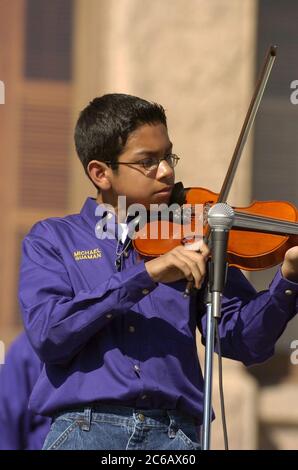 Austin, Texas, USA, Februar 28 2005: Junger Musiker der Morton Ranch Junior High School Maverick Fiddles tritt im Texas Capitol auf und unterstützt damit die Finanzierung von mehr Kunstschulen in Texas. ©Bob Daemmrich Stockfoto