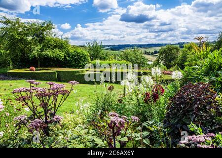 Blick über die Felde und ein Labyrinth in einem englischen Garten. Stockfoto