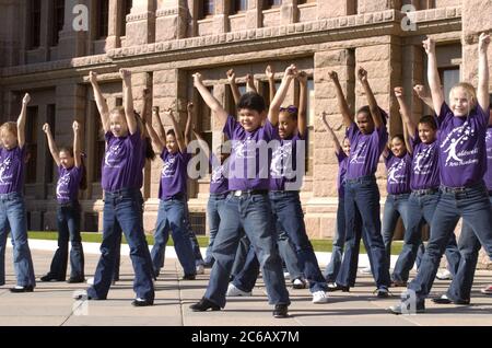 Austin, Texas, USA, Februar 28 2005: Mitglieder der Caldwell Elementary Dance Troupe aus Pasadena, TX, treten im Texas Capitol auf, um weitere Fördermittel für die Kunstausbildung öffentlicher Schulen in Texas zu unterstützen. ©Bob Daemmrich Stockfoto