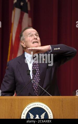 College Station, Texas, USA, 11. März 2005: Früher USA Präsident George H.W. Bush in der Bush Presidential Library, wo er mit 50 neuen Soldaten sprach, denen die US-Staatsbürgerschaft verliehen wurde, in einer Einbürgerungszeremonie. ©Bob Daemmrich Stockfoto