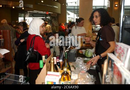 Austin, Texas, USA, März 3 2005: Eine Frau mit Hijab geht während der Eröffnung des 80.000 Quadratmeter großen Flagship-Stores und der Firmenzentrale von Whole Foods im Emerging Market District von Austin an die Kasse. Die nationale Kette verfügt über 167 Geschäfte und ist der weltweit führende natürliche und biologische Supermarkt. ©Bob Daemmrich Stockfoto