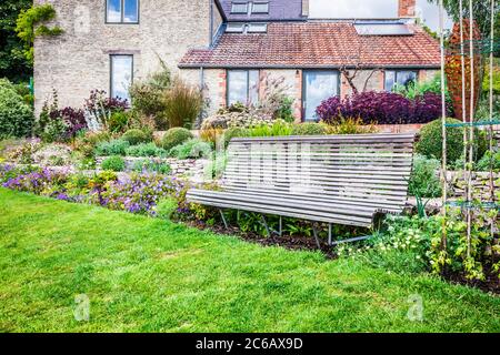 Terrassenförmig krautige Grenzen in einem Landgarten. Stockfoto