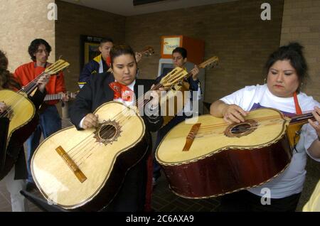 Austin, Texas, USA, 12 2005. März: Während eines Campus-weiten Open House an der University of Texas in Austin. Schüler und Erwachsene erlernen die Kunst des Mariachi-Gesangs und der Musik an der UT School of Music. ©Bob Daemmrich Stockfoto